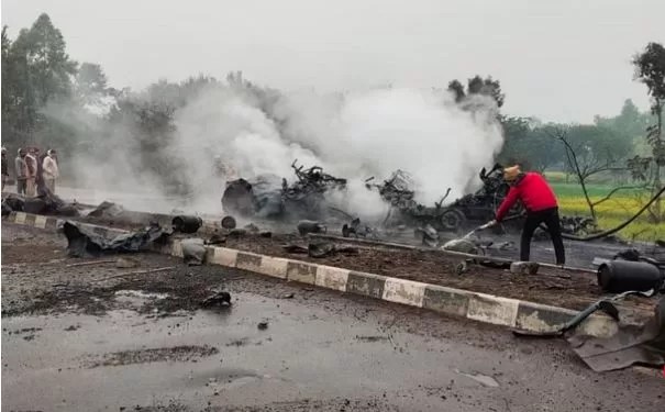 Gonda News : रसोई सिलेंडर लदे ट्रक में आग लगने से लगातार हो रहे हैं धमाके,गोंडा व बहराइच हाइवे किया गया बंद