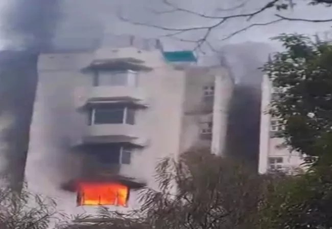 Lucknow News: केजीएमयू की डॉक्टर कालोनी के फ्लैट में लगी भीषण आग