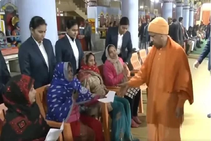 जमीन पर अवैध कब्जा करने व कमजोरों को उजाड़ने वाले के खिलाफ सख्त कानूनी कार्रवाई की जाए: सीएम योगी
