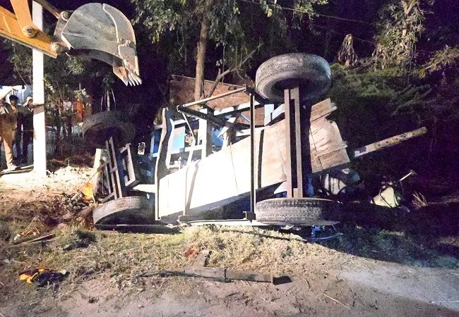 Major accident: जौनपुर में बड़ा हादसा, बस और ट्रैक्टर के बीच टक्कर में छह लोगो की मौत