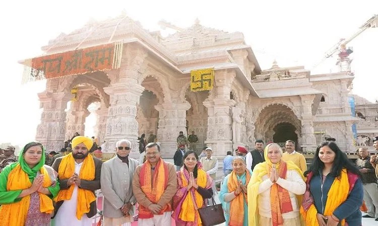 अयोध्या पहुंचे सीएम केजरीवाल और भगवंत मान, परिवार के साथ किया श्रीरामलला के दर्शन और पूजन