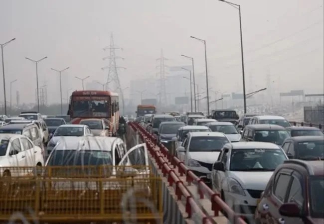 Bharat Bandh Live Update : किसानों के भारत बंद के बीच दिल्ली की सीमाओं पर लगा लंबा जाम, कई जगहों पर छाया सन्नाटा