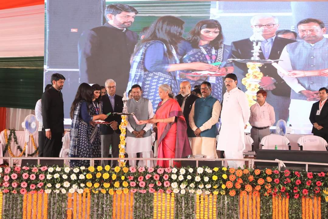 वित्त मंत्री सीतारमण ने बांटा 1143 करोड़ का ऋण,कहा-2047 तक भारत होगा विकसित