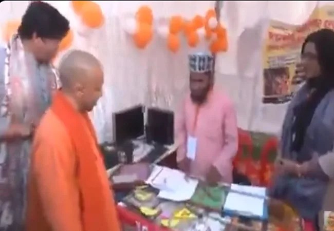 Trending Viral Video: जब मुस्लिम युवक ने सुनाया सीएम योगी को रामचरितमानस और किया मंत्रो का उच्चारण