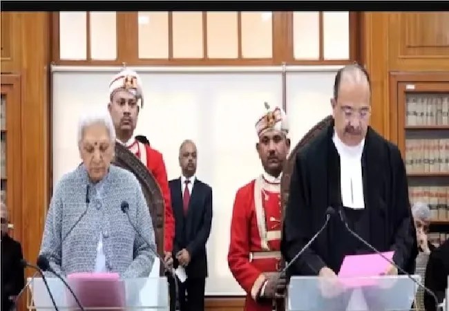 राज्यपाल आनंदीबेन पटेल ने जस्टिस अरुण भंसाली ने इलाहाबाद हाईकोर्ट के मुख्य न्यायाधीश के रूप में शपथ दिलाई