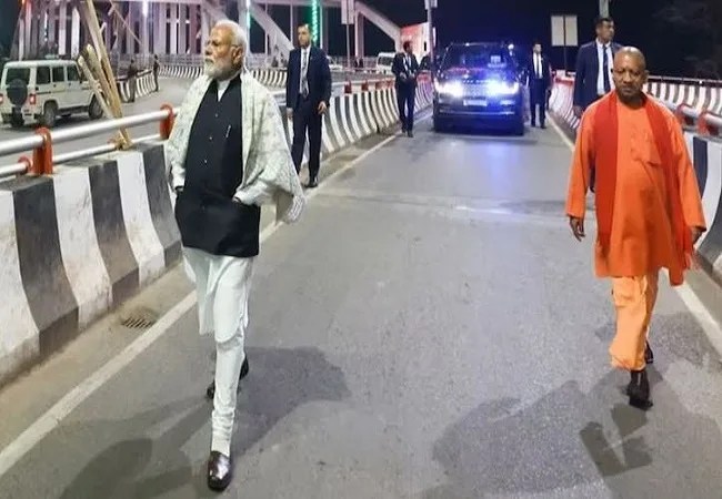 Viral Photos: महादेव की नगरी वाराणसी में पीएम का भव्य स्वागत, आधी रात में सड़क पर टहलते दिखे पीएम मोदी और सीएम योगी
