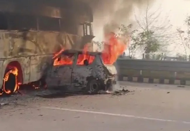 Accident on Yamuna Expressway: यमुना एक्सप्रेसवे पर भीषण हादसा, कार और बस में भंयकर टक्कर, कार सवार पांच लोगो की जिंदा जलकर मौत