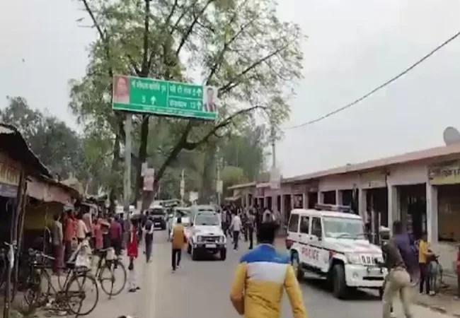 UP News: सपा नेता स्वामी प्रसाद मौर्या का कौशांबी में विरोध, दिखाए काले झंडे