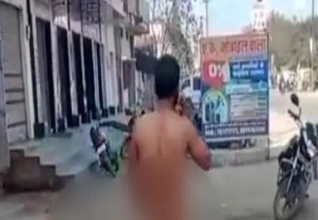 Viral Video: गाजीपुर में RO की परीक्षा न दे पाने पर युवक मे बीच सड़क सारे कपड़े उतारकर जमकर काटा बवाल