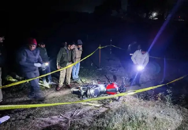 Gonda Bank Robbery : पुलिस ने बदमाश को दौड़ाकर मारी गोली, हंसिये के बल पर लूट की वारदात को दिय अंजाम, 8 लाख 54 हजार कैश बरामद