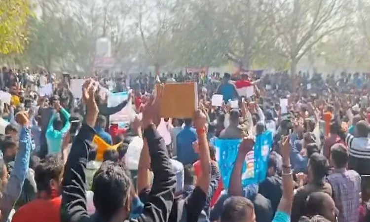 UP Constable Exam: यूपी पुलिस भर्ती परीक्षा हुई रद्द, पेपर लीक का आरोप लगाकर बड़ी संख्या में छात्र कर रहे थे विरोध प्रदर्शन