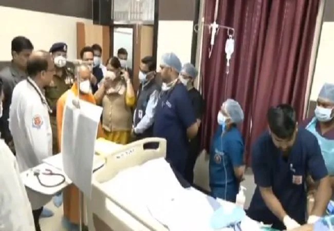 Lucknow News: सीएम के एंटी डेमो वाहन से टकराई कई गाड़ियां, दो की मौत, कई जख्मी, घायलों को देखने पहुंचे सीएम