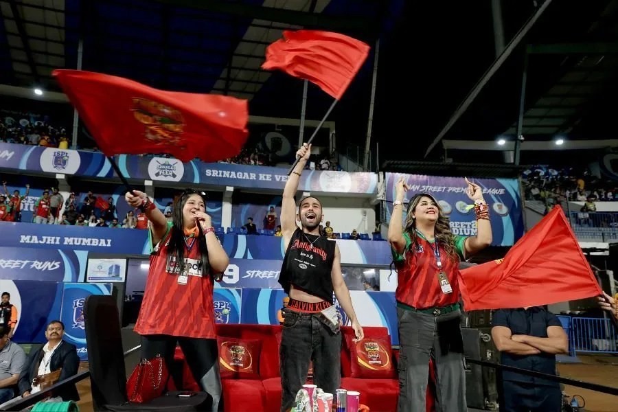 Tiigers of Kolkata Weekend Victory: A tale of new super fans & cheers - Kolkata (West Bengal) , March 13: The Tiigers of Kolkata have found their groove, winning the third match of the ISPL tournament. The Tiigers emerged victorious by a narrow margin of one run against Falcon Risers Hyderabad. The game was a rollercoaster of emotions, captivating fans and keeping them on the edge of their seats until the final ball was bowled. - PNN Digital