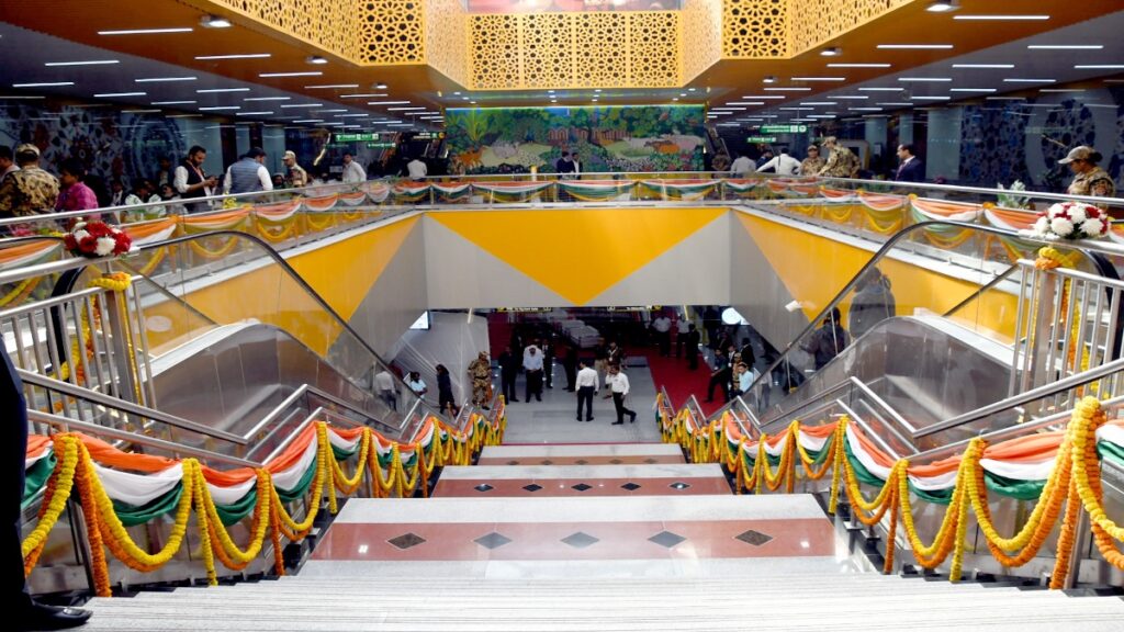 आगरा मेट्रो के ताजमहल स्टेशन का आंतरिक दृश्य।