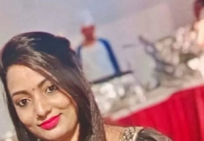 नवविवाहिता का फांसी पर लटका मिला शव, नाराज परिजनों ने ससुराल में लगाया आग, सास ससुर की जिंदा जलकर मौत