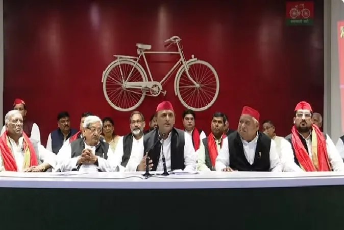 बीजेपी रहेगी तो नौकरी और आरक्षण खत्म हो जाएगा, यह संविधान मंथन का समय : अखिलेश यादव