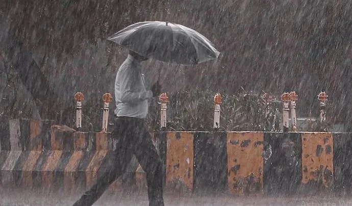Weather Report: इन जगहों पर अगले 24 घंटे में बदलेगा मौसम, बारिश के साथ चल सकती हैं तेज हवाएं