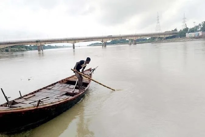 Tragic Accident in UP : एक दूसरे को बचाने के चक्कर में तीन दोस्तों की नदी में डूबने से मौत