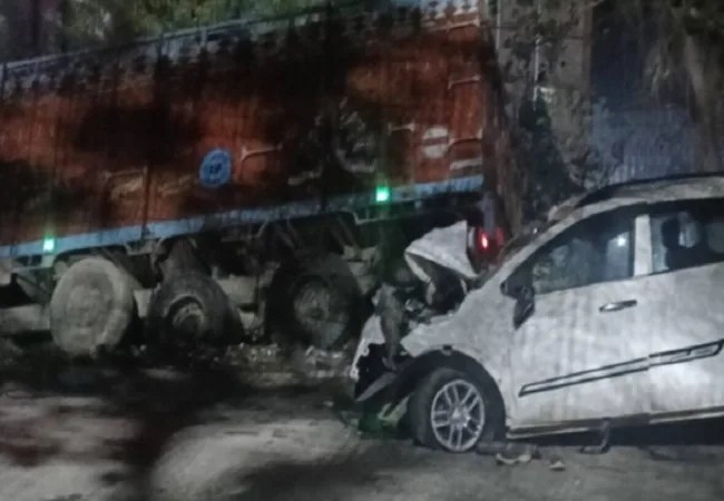 Jaunpur Road Accident : कार और ट्रक की जोरदार टक्कर, छह लोगों की मौत; तीन की हालत गंभीर