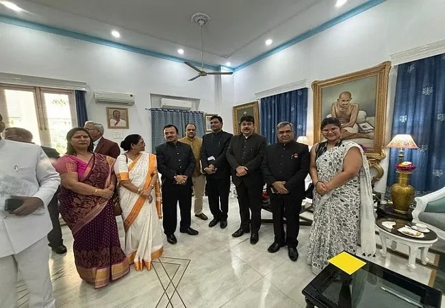 UP News : यूपी के नवनियुक्त सूचना आयुक्तों को मंडल आवंटित, जानें किसको कहां की मिली जिम्मेदारी