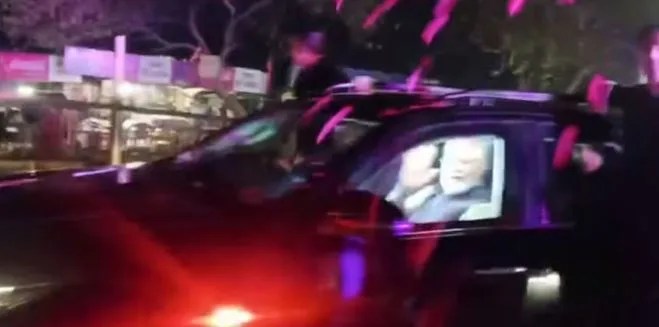 वाराणसी पहुंचे पीएम मोदी, ढोल-नगाड़ों के बीच भाजपा कार्यकर्ताओं ने किया स्वागत