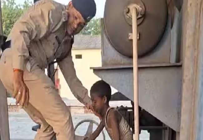 OMG: लखनऊ में खेलते खेलते बच्चा मालगाड़ी के पहियों के बीच चढ़कर पहुंचा हरदोई, RPF ने किया रेस्क्यू