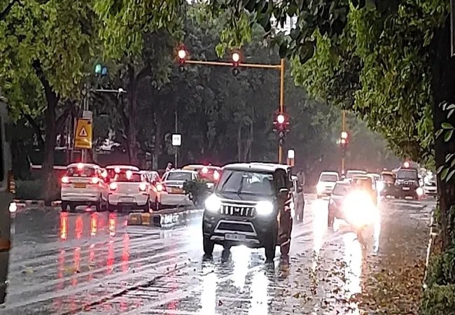 दिल्ली-एनसीआर में अचानक बदला मौसम, दिल्ली में बूंदाबांदी शुरू, NCR में तेज वर्षा की संभावना