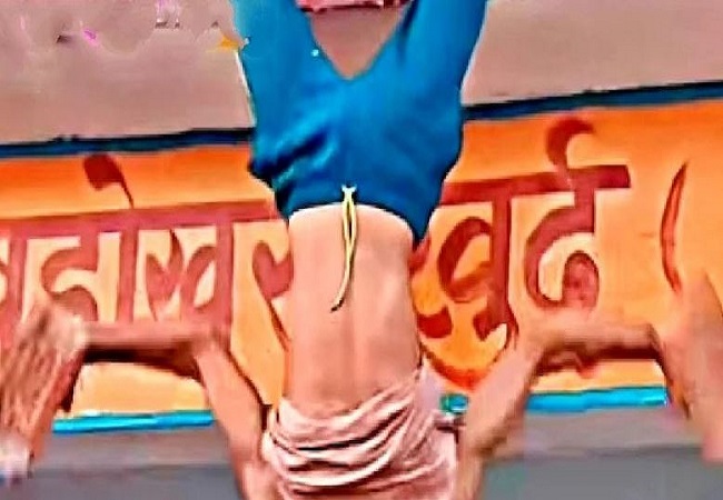 पोल से उल्टा लटकर कर युवक स्टंट कर बनवा रहा था रील, अचानक हुआ कुछ ऐसा कि उड़ गए सबके होश