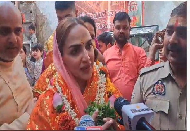 फिल्म अभिनेत्री व बीजेपी सांसद हेमा मालिनी की पुत्री ईशा देओल पहुंची ठाकुर बांके बिहारी की शरण