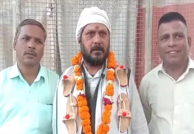 Viral video: चुनाव प्रचार के दौरान गले में चप्पलोंं की माला पहन कर वोट मांगते नजर आएं केशव देव