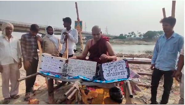 MBA पास ‘अर्थी बाबा’ गोरखपुर लोकसभा सीट से ठोकेंगे ताल, श्मशान घाट को बनाया चुनाव कार्यालय