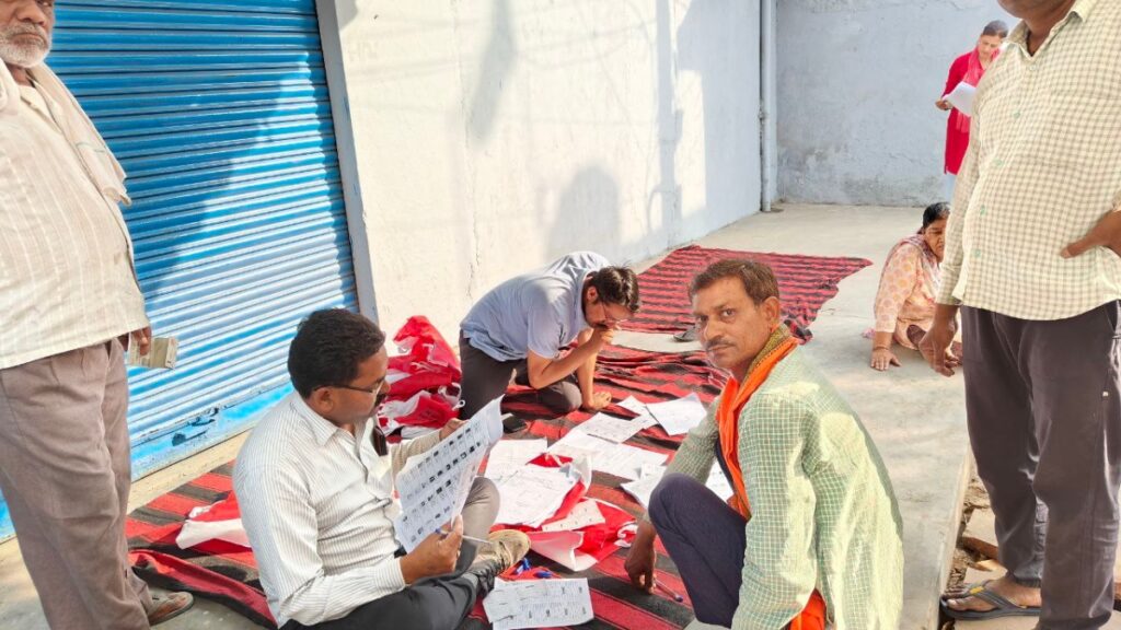 दहतोरा मतदान केंद्र पर डॉ. रामेश्वर सिंह का बस्ता