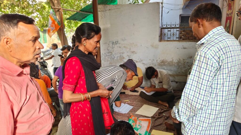 दहतोरा मतदान केंद्र पर भाजपा का बस्ता