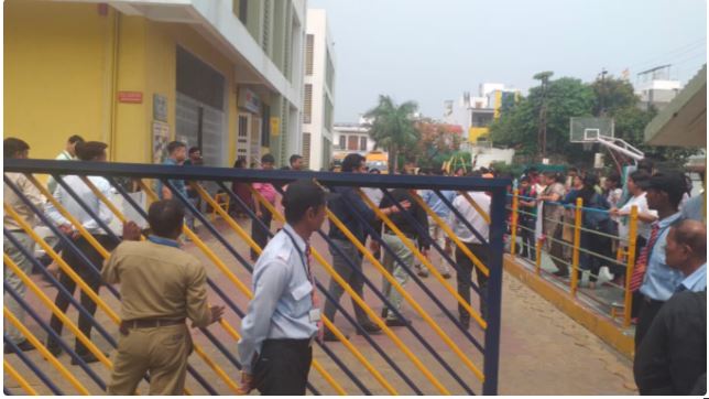 लखनऊ के कई स्कूलों में बम की सूचना से मचा हड़कंप, बच्चों को निकाला गया बाहर ,मची अफरातफरी
