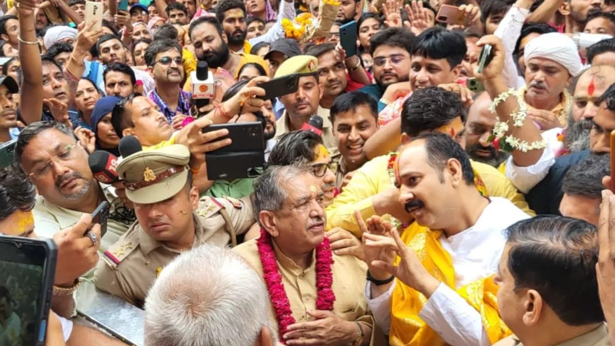 Radha-Rani Controversy : बरसाना पहुंचे प्रदीप मिश्रा ने नाक रगड़कर मांगी माफी, बोले- मेरी ईष्ट हैं राधारानी