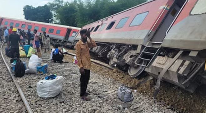 Train Accident: यूपी के गोंडा में बड़ा ट्रेन हादसा, सीएम योगी ने युद्ध स्तर पर राहत एवं बचाव कार्य करने के दिए निर्देश
