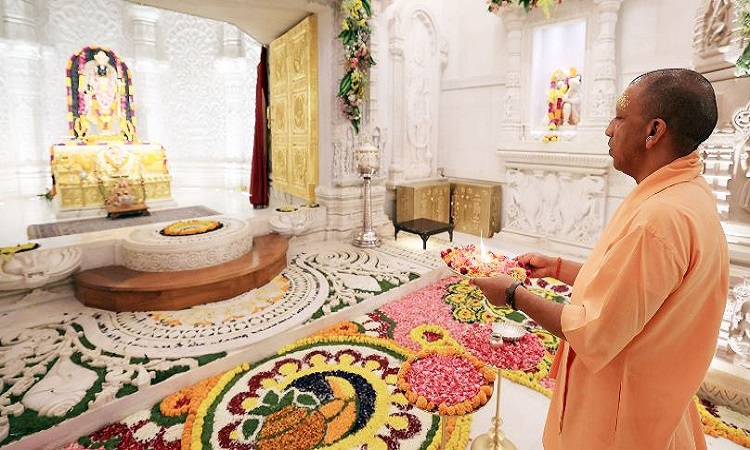 सीएम योगी ने रामलला के किए दर्शन, संतों से मुलाकात कर दी दीपावली की शुभकामनाएं