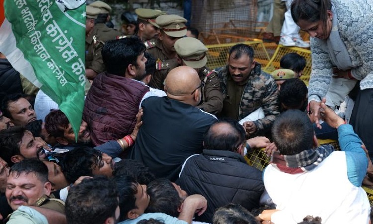 UP News: कांग्रेस के विरोध प्रदर्शन में बेहोश हुए युवक की मौत, बड़ी संख्या में विधानसभा घेरने जा रहे थे कांग्रेसी नेता