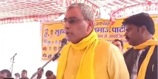 Viral Video: मंत्री बनते ही ओम प्रकाश राजभर के बदले तेवर, कहा-पीला गमछा लगाकार थाने जाओ, बता देना मंत्री जी ने भेजा है