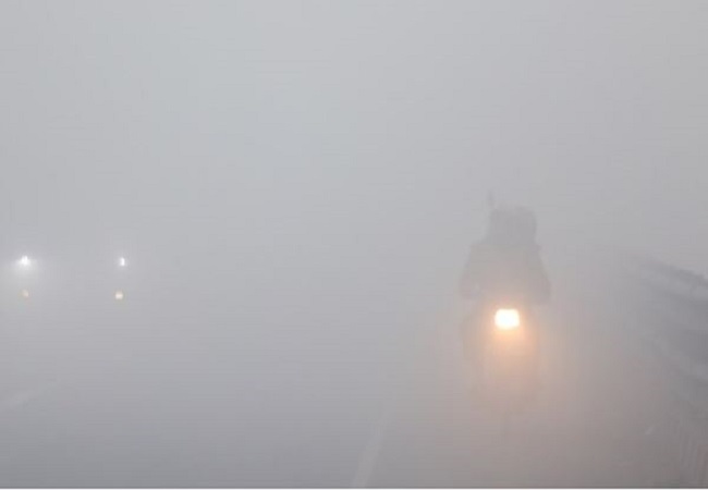 UP weather alert: 16 से 18 दिसंबर तक घने कोहरे के साथ पड़ने वाली है कड़ाके की ठंड, मौसम विभाग की इन जिलों को चेतावनी