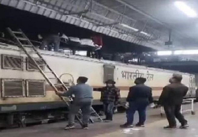 झांसी में दर्दनाक हादसा, ट्रेन के इंजन पर कूदा शख्स, ओवरहेड लाइन की चपेट में आने से जिंदा जलकर मौत