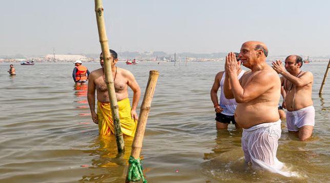महाकुंभ में संगम स्नान करना मेरा सौभाग्य, यहां सभी लोग एकात्मता भाव से हैं आते : राजनाथ सिंह