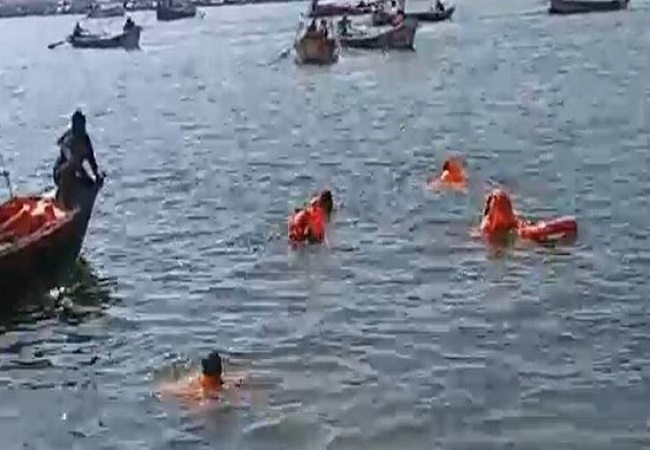 Mahakumbh 2025: संगम में नहाने जा रहे श्रद्धालुओं की नाव पलटी, एनडीआरएफ टीम की सूझबूझ से टला बड़ा हादसा