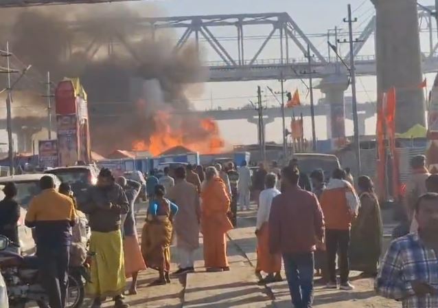 Mahakumbh 2025: महाकुंभ मेल क्षेत्र में लगी भीषण आग, कई फायर बिग्रेड की गाड़ियां आग बुझाने में जुटी