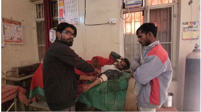 सीतापुर में अधेड़ ने प्राइवेट पार्ट काट शिवलिंग पर चढ़ाया, मंदिर में देखने वालों की लगी भीड़