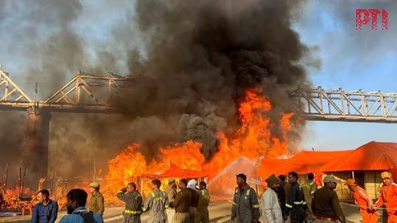 Mahakumbh Fire : महाकुंभ के सेक्टर 8 लगी भीषण आग, मौके पर पहुंची फायर ब्रिगेड की टीम