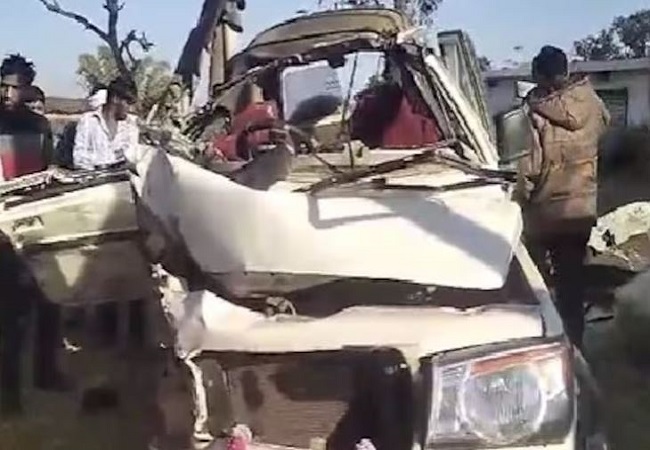 Sonbhadra News: Mahakumbh से लौट रहे श्रद्धालुओं की बोलेरो कार में ट्रेलर ने मारी जर्बरदस्त टक्कर, चार लोगो की दर्दनाक मौत, छह घायल