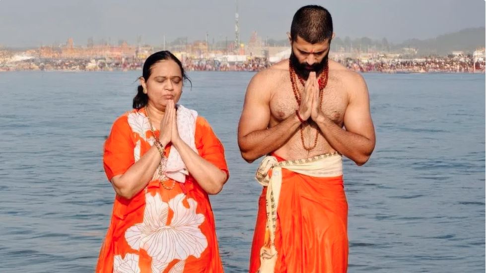 Mahakumbh 2025 : साउथ सुपरस्टार विजय देवरकोंडा मां के साथ संगम में लगाई डुबकी,भगवा धोती और गले में रुद्राक्ष माला पहने नजर आए