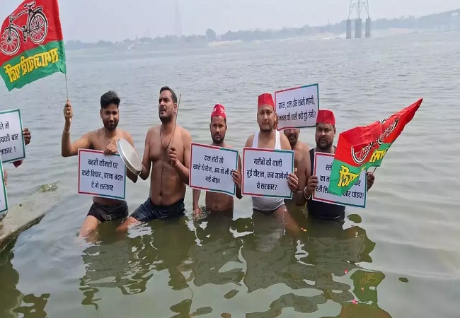 गंगा नदी में अर्धनग्न होकर सपा कार्यकर्ताओं का प्रदर्शन,महंगाई के खिलाफ थाली-घंटा पीटकर पीएम मोदी को किया जगाने का प्रयास