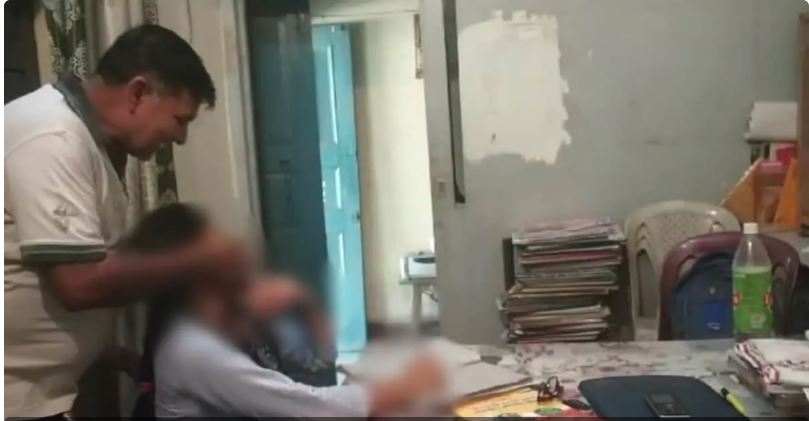 Video-यूपी में प्रोफेसर छात्राओं के यौन शोषण का वीडियो अश्लील वेबसाइटों पर करता था अपलोड, कॉलेज ने किया निलंबित, पुलिस जल्द करेगी गिरफ्तार